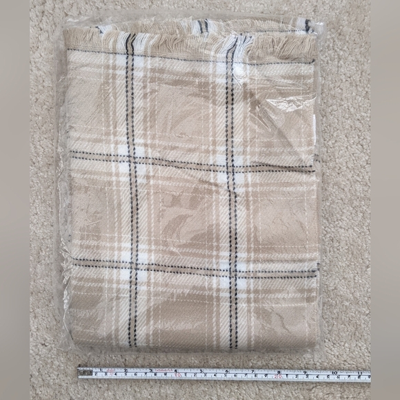 GAP Accessories - NWT GAP scarf plaid tan